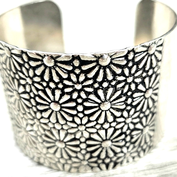 Boho Indie Dasiy Metal Cuff Bracelet - Picture 3 of 7
